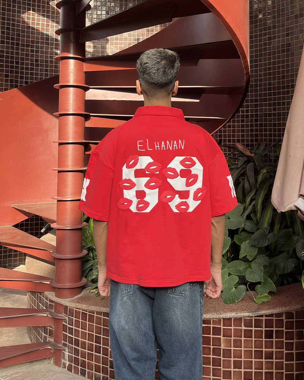 T-shirt back written with is it better to speak or to kiss